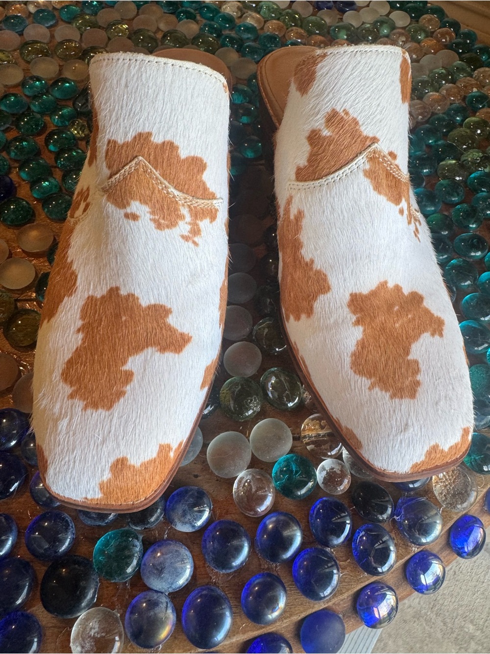 Crown Vintage White and Tan Cowhide Mule - Picture 2 of 7
